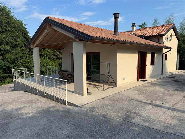 Vittorio Veneto Sud: Casa indipendente su 2 livelli con vista panoramica e 14.000mq.di terreno
